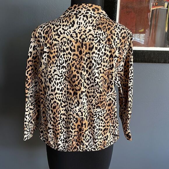 Chico’s no-iron leopard print button front hem tie shirt. Size 1 (medium-8). - Picture 4 of 5